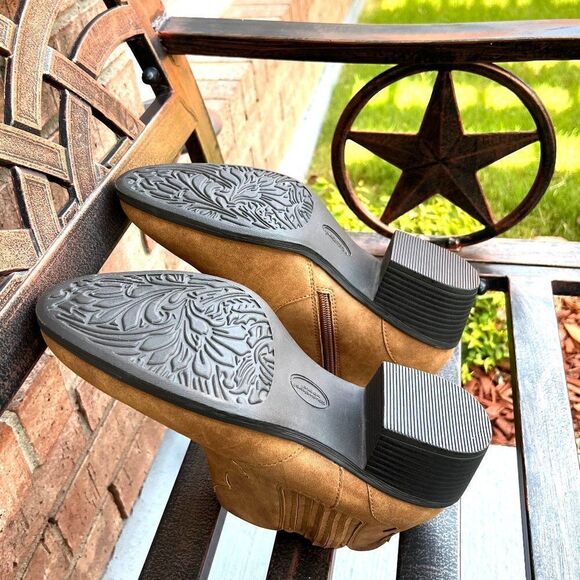 Trixie Cowgirl Bootie - By Avenue - Sz 10M - Fall Trends 🍂🍁🍃 - Picture 5 of 6